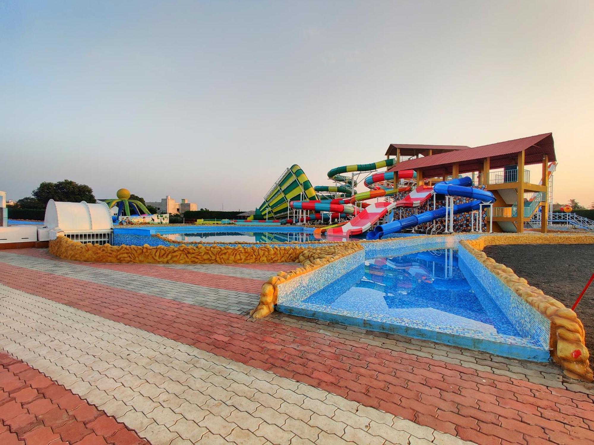Wet N Wild Water Park & Resort Mendarda Exterior foto